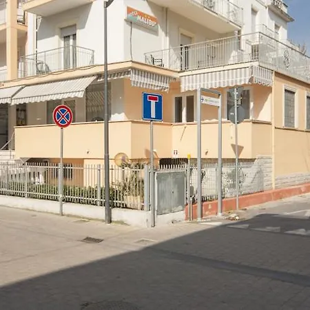 Ξενοδοχείο Malibu 2*